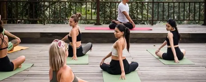 4 Tage Zusätzliche Aktivitäten Körper & Seele Auftanken Yoga / Meditation Canangsari (Balinesischer Opfergaben-Workshop) Melukat (Balinesische Reinigungszeremonie) Balinesische Heilung Entspannende Erlebnisse Balinesische Massage Blumen-Fußbad & Reflexzologie Lagerfeuer Kulinarische Abenteuer Kochkurs Angeln Wanderungen Mt Batukaru lange Tour (12 Stunden) Mt Batukaru kurze Tour Regenwaldspaziergang (3 Stunden) Wasserfall- & Lokalbauernhof-Tour (2 Stunden) Verführerische Geschmackserlebnisse Schwimmendes Frühstück Abendessen bei Kerzenschein Garten-Barbecue Unterwegs Motorrollerverleih/Tag Fahrradverleih/Tag Ganztägige Autotour