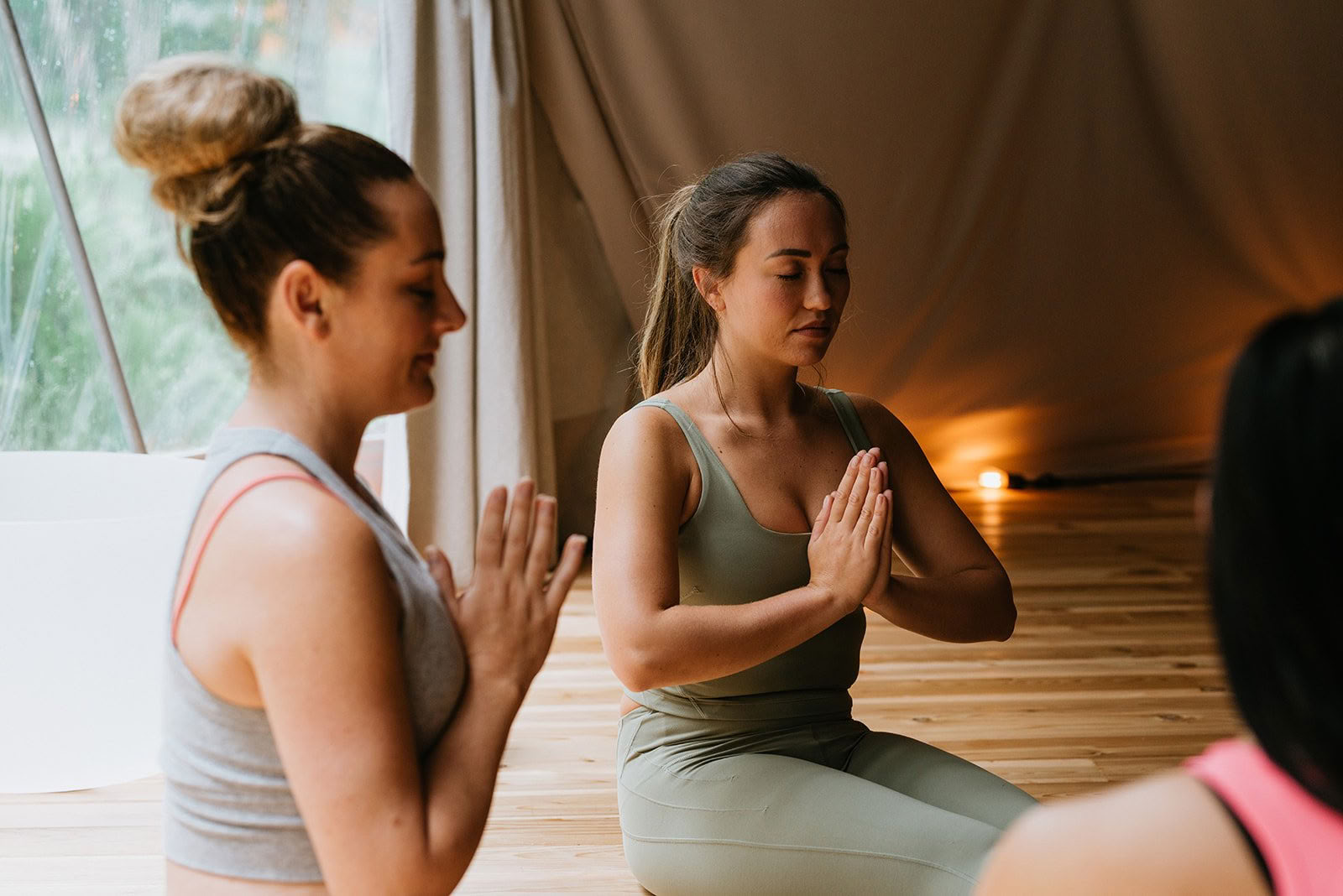 Vibrationen der Liebe mit Jack, Soorya, Matthew und Deviki: Gemeinschaftliches Kirtan-Chanten | Nectar Yoga Bowen Island — Nectar Yoga