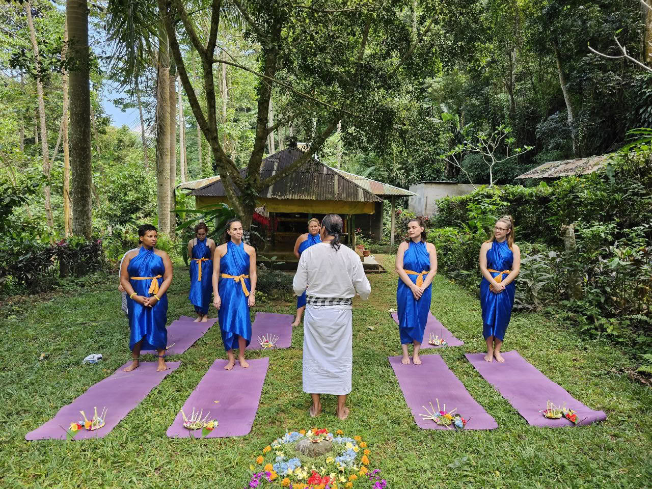 Heilige Wasserfall-Reinigungszeremonie