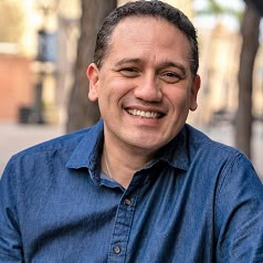 Community-Retreat mit Meg Medina: Feier von Latinx-Geschichten in Kinder- und Jugendliteratur