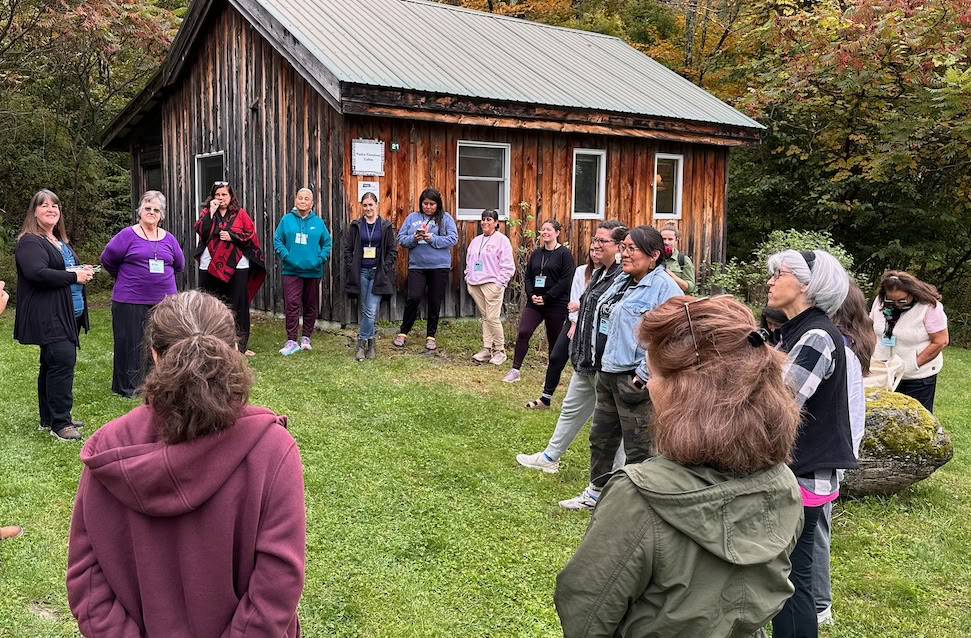 Community-Retreat mit Stacy Wells und Cameron Mukwa: Feier von Native- und Indigenous-Geschichten