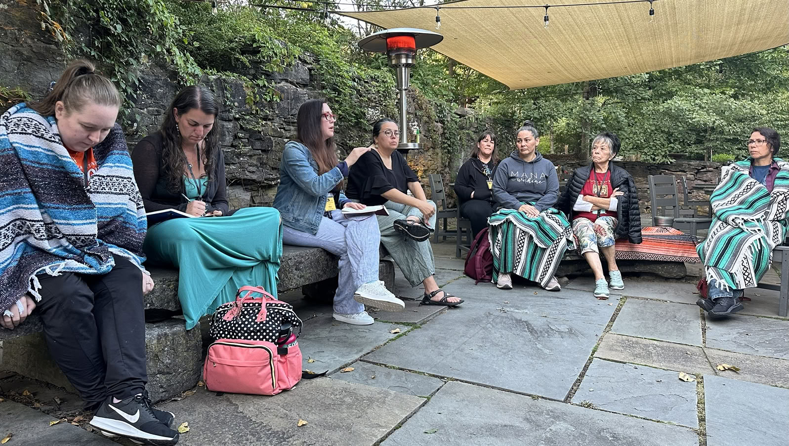 Community-Retreat mit Stacy Wells und Cameron Mukwa: Feier von Native- und Indigenous-Geschichten