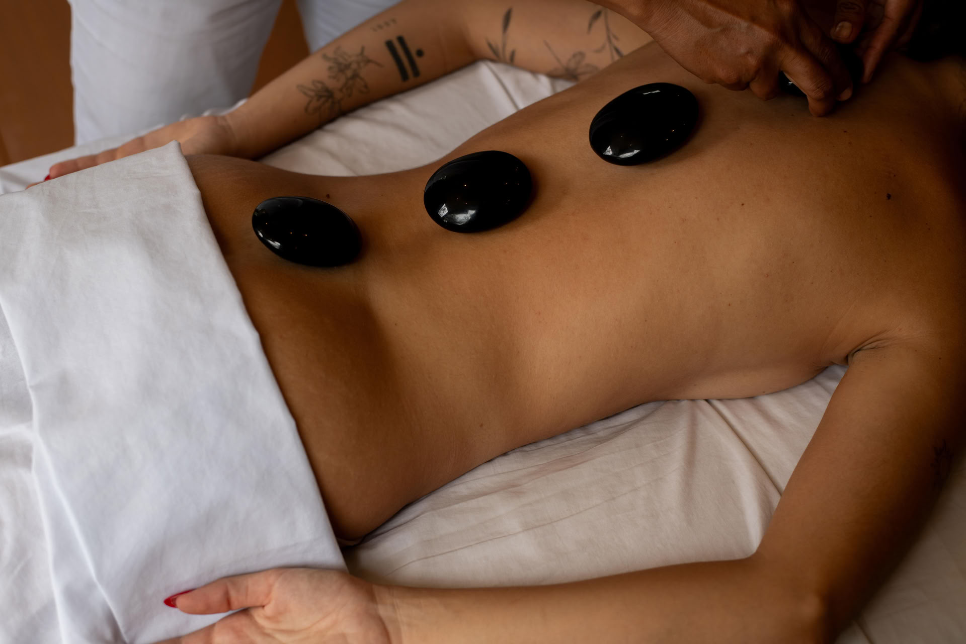 Massage mit heißen Steinen