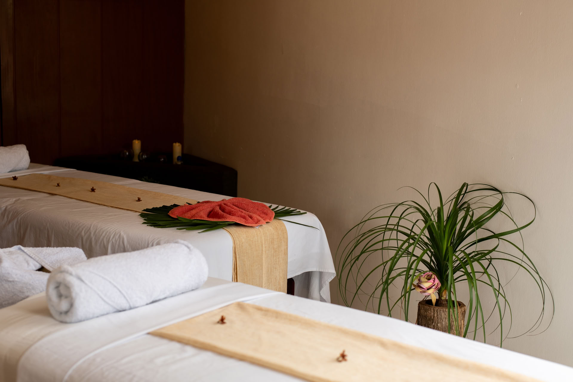 Massage mit heißen Steinen
