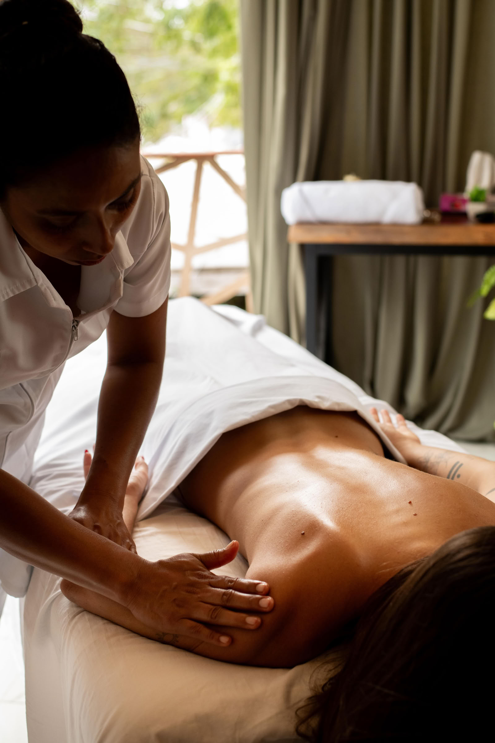 Massage mit heißen Steinen