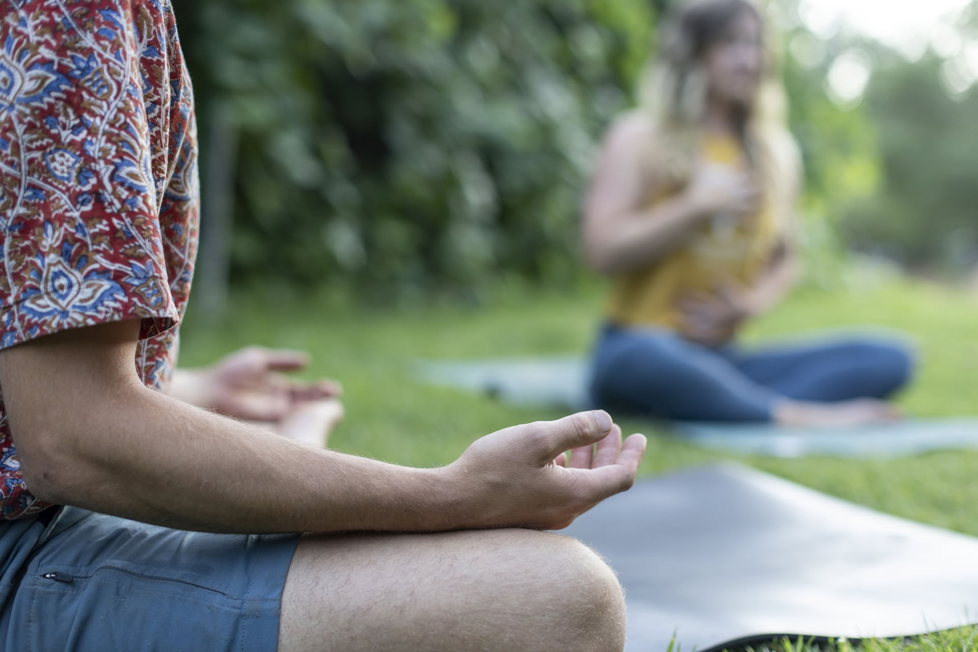 Wurzeln der Resilienz: Yoga & die Arbeit, die wiederverbindet