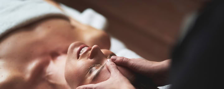 GESICHTSMASSAGE