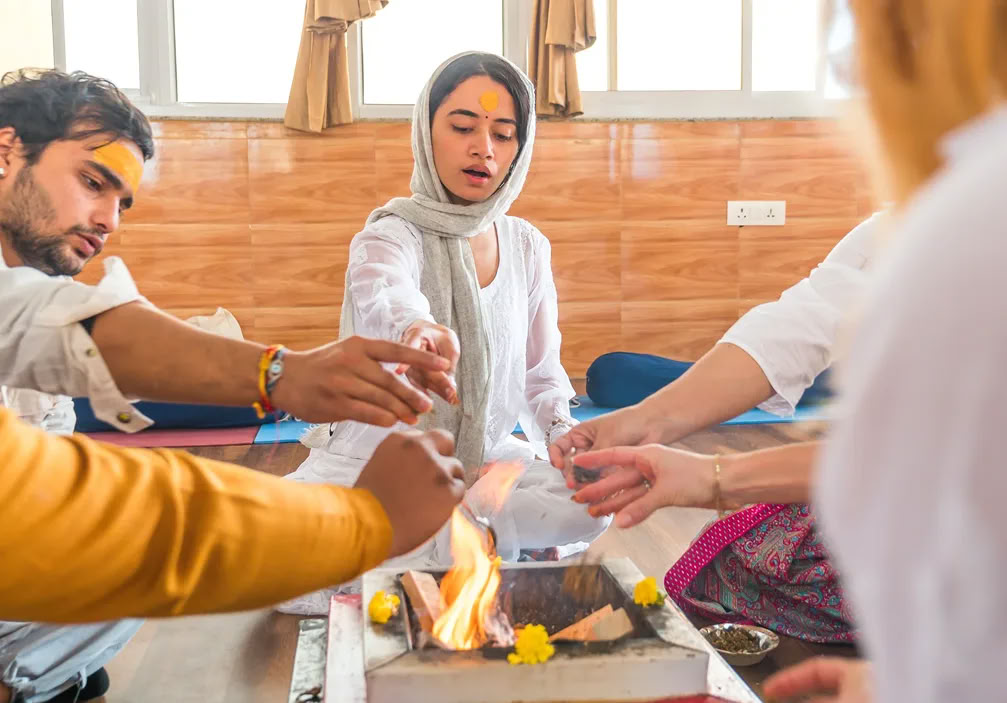 100-Stunden-Yoga-Lehrer*innen-Ausbildungsprogramm