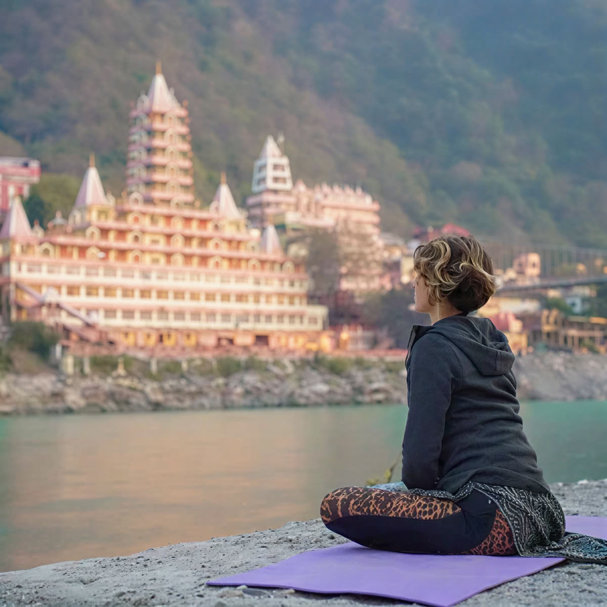 100-Stunden-Yoga-Lehrer*innen-Ausbildungsprogramm