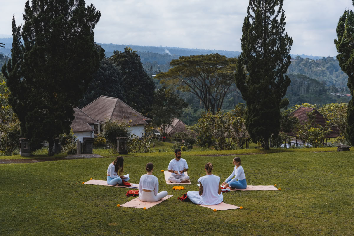200-Stunden-/300-Stunden-Hybrid-Yoga-Lehrerausbildung – 11. Mai – 24. Mai 2026