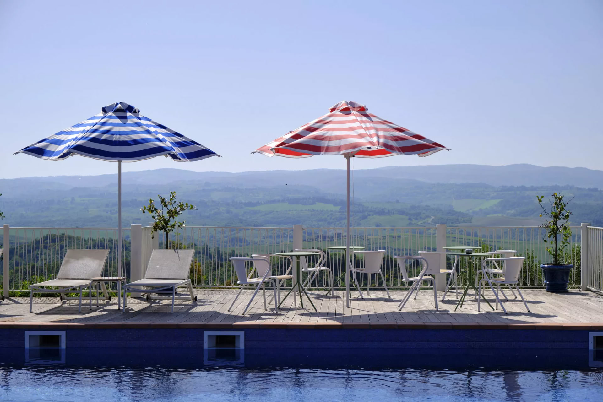 Natürliches Parfüm- Retreat mit Porzellan