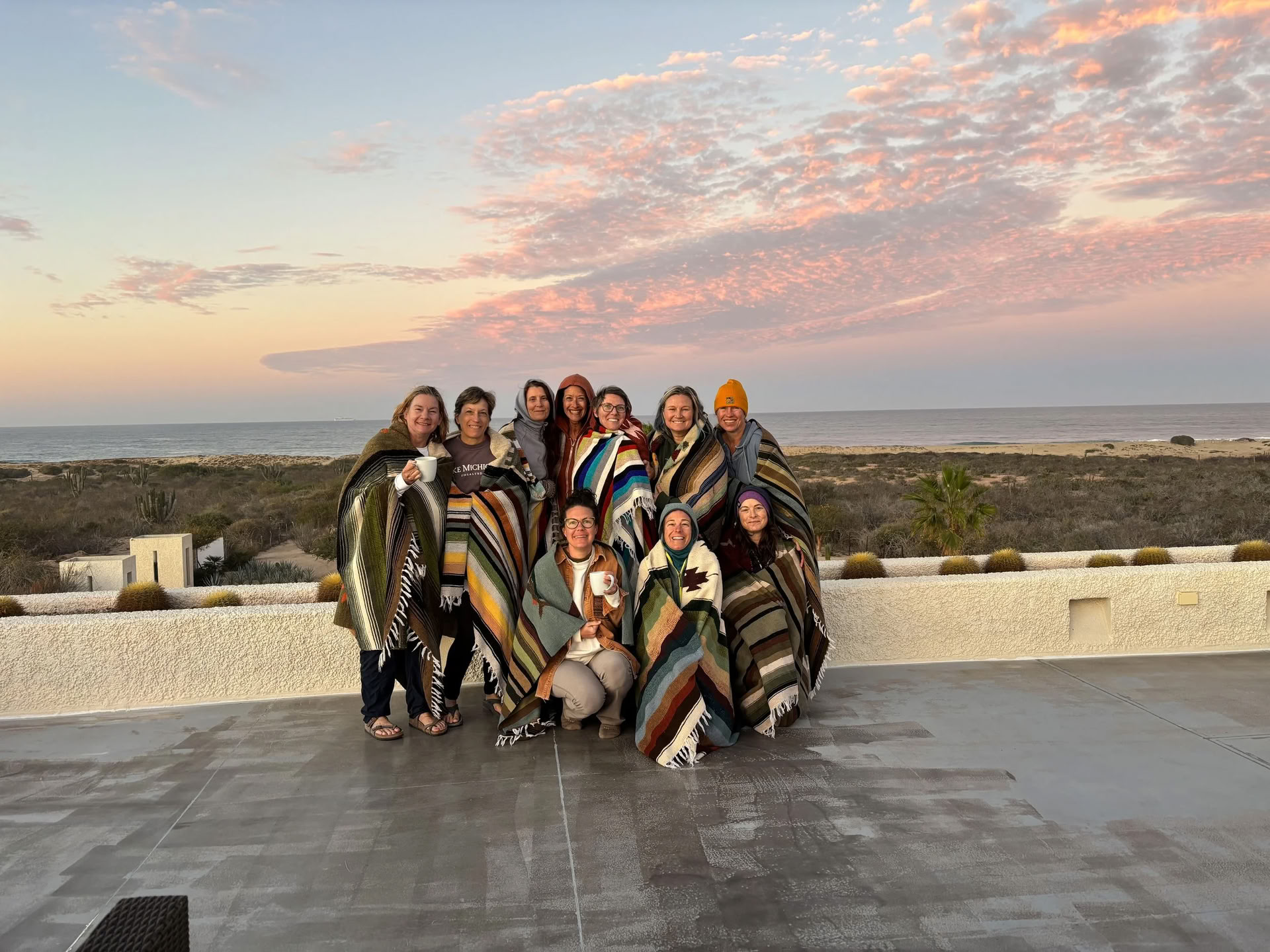 Riding the Waves in Community: Ein ganzheitliches und verkörpertes Retreat-Erlebnis für Frauen