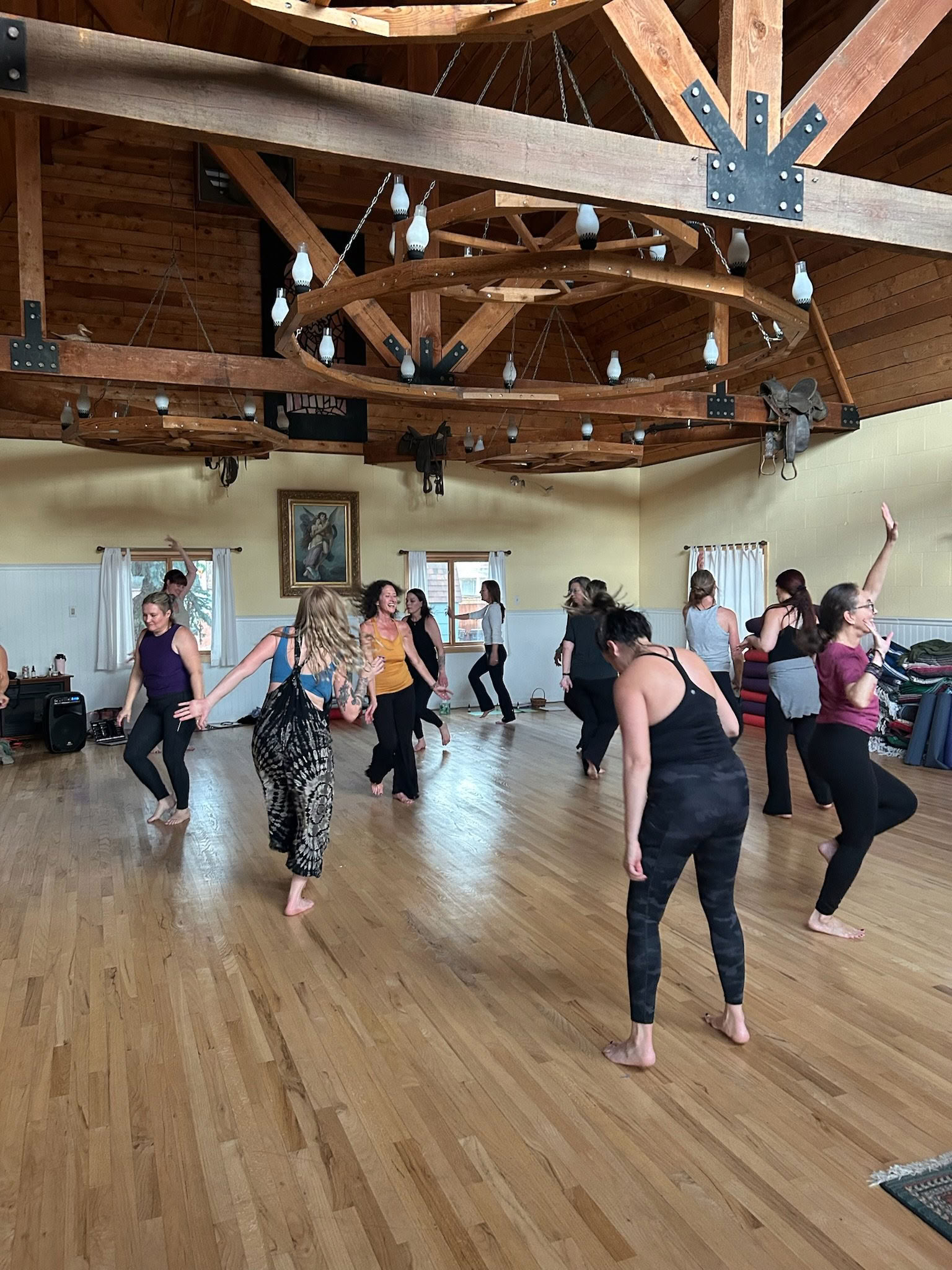 Embody & Rise: Bewegung in der Gemeinschaft