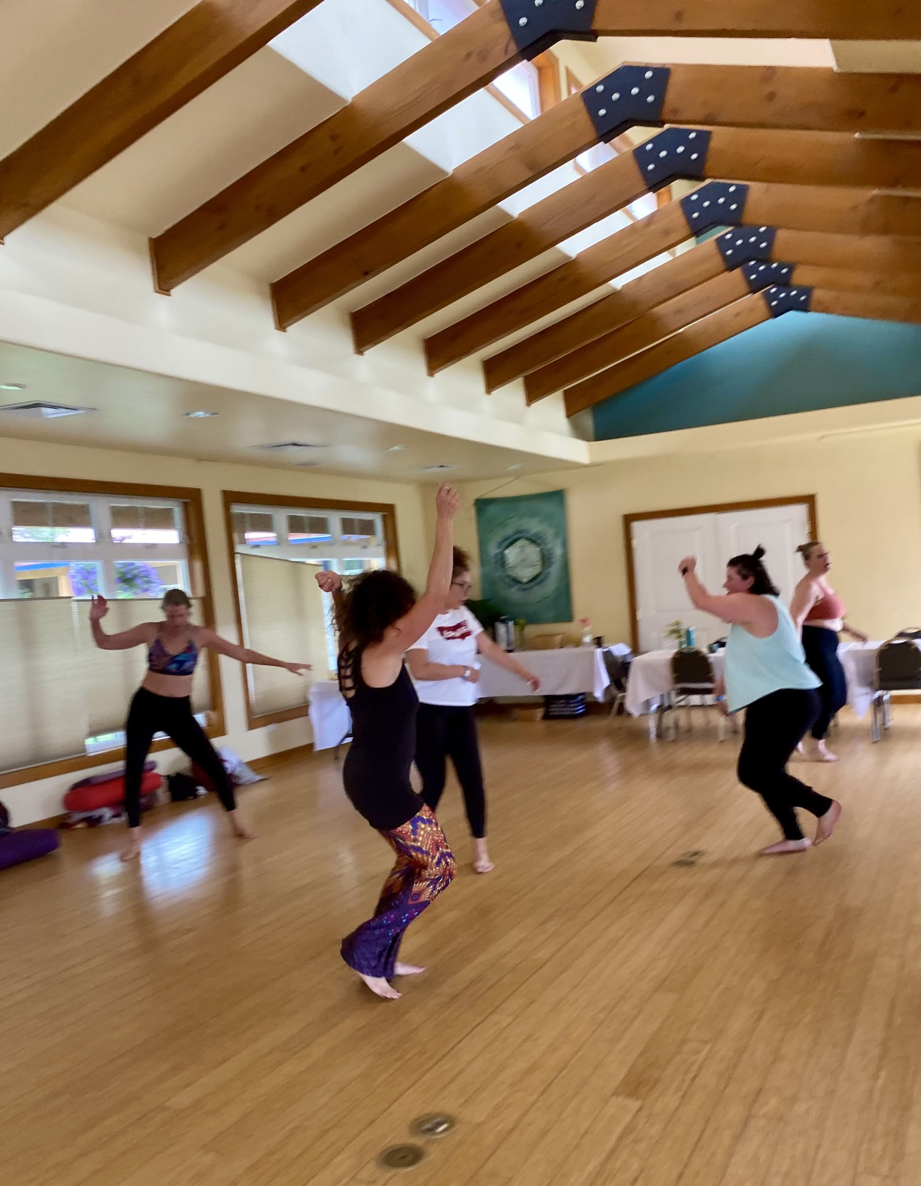 Embody & Rise: Bewegung in der Gemeinschaft