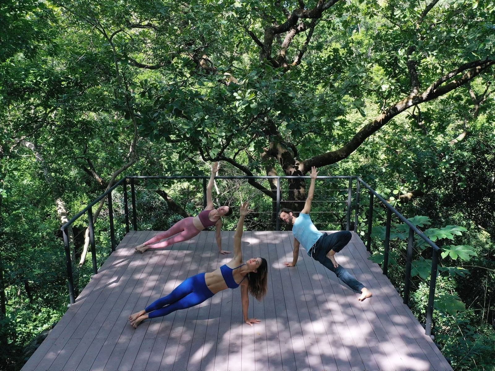 Yoga am Rand der Klippe