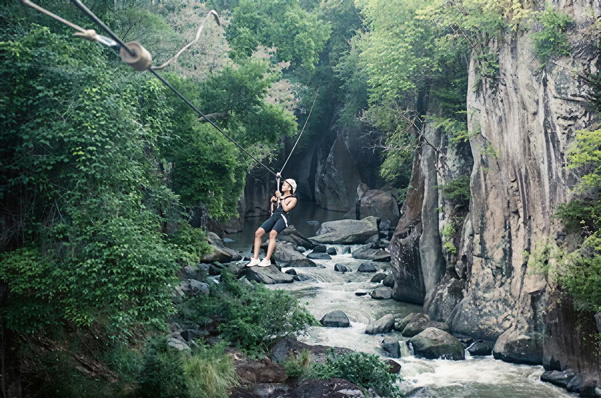 Yoga am Rand der Klippe