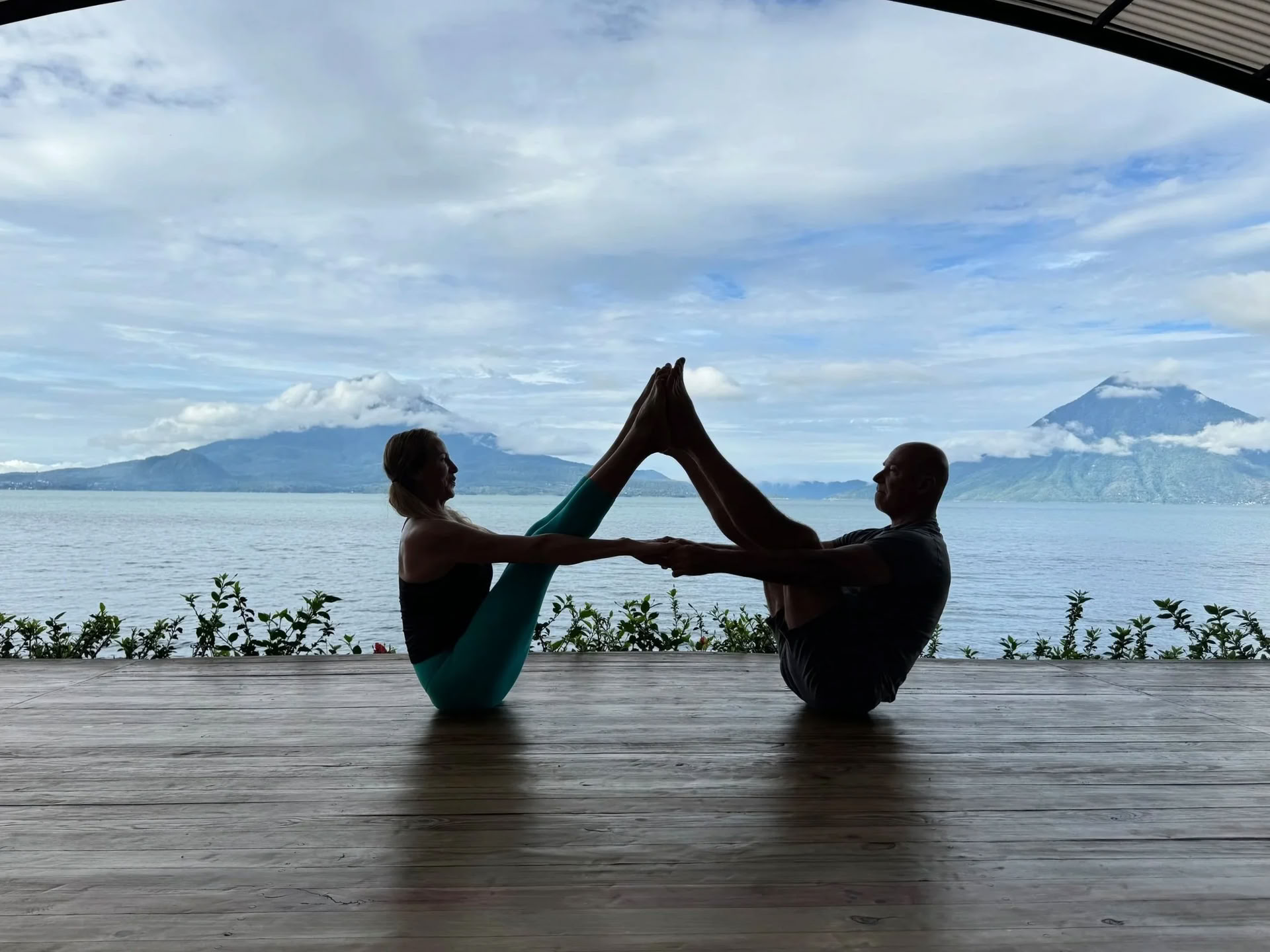 Cultura, Vulkane und Wiedergeburt Retreat / Leeza und Humberto Villagomez — Villa Sumaya