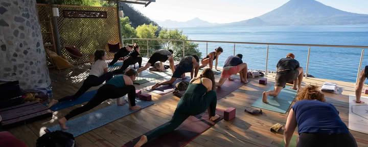 Retreat für achtsame Bewegung / Madison Fruitman — Villa Sumaya
