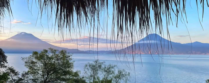 Flow, Explore, Awaken: Ein Yoga Retreat am Lake Atitlán / Gabrielle James & Maureen Ferry — Villa Sumaya