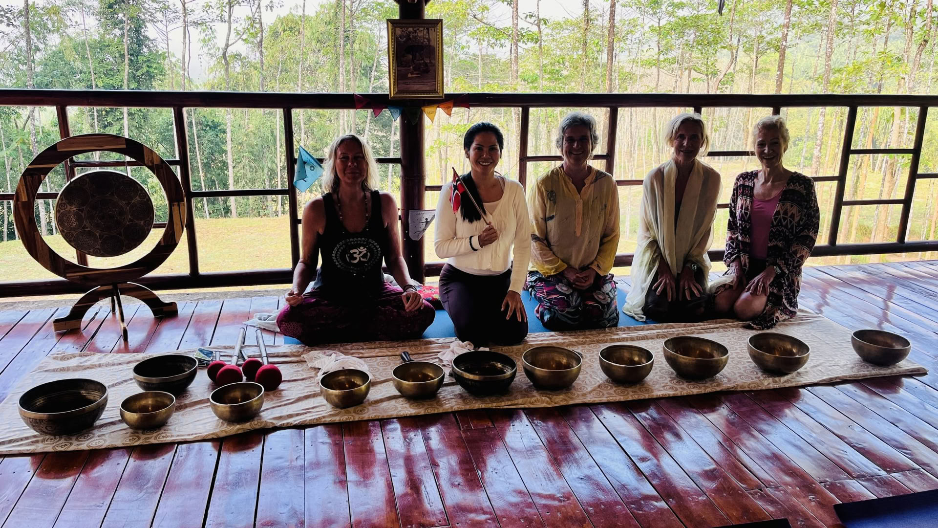 Gruppenklasse: Sunset Yoga + Singing Bowls Sound Bath