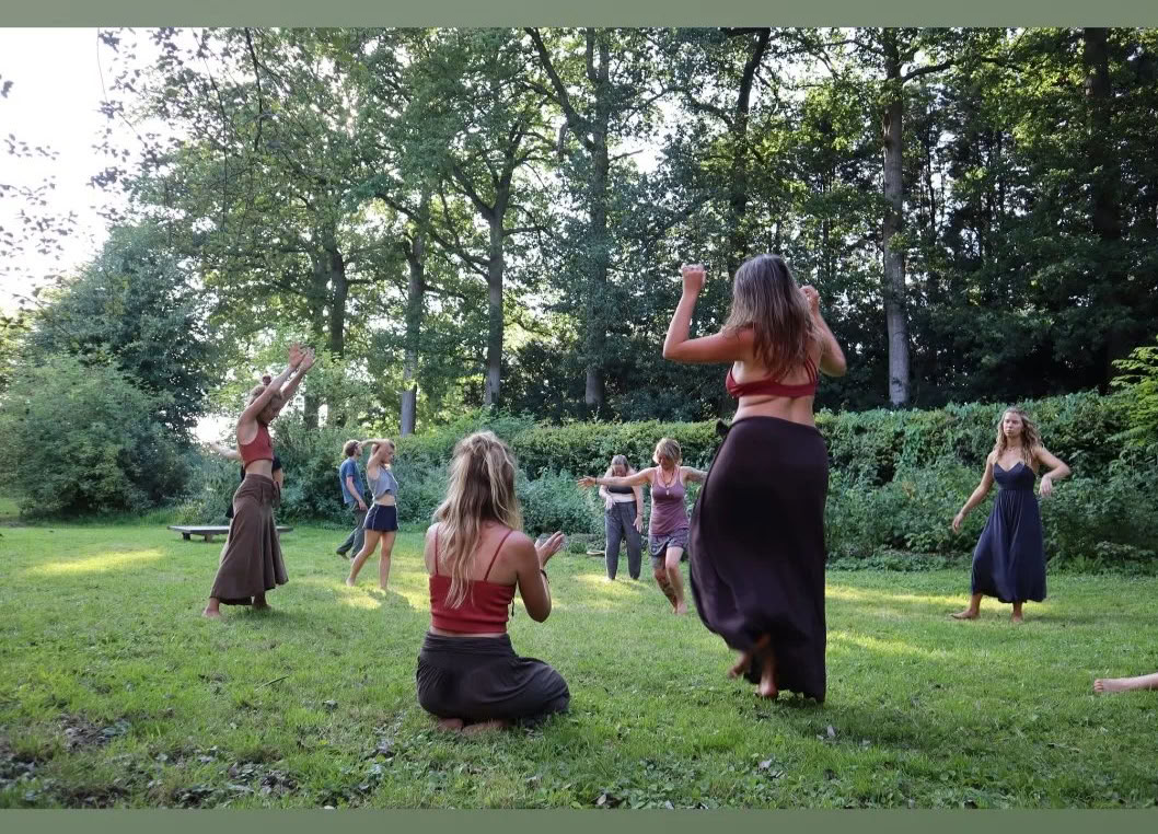 Earth Woman Nackt Yoga- und Meditations-Retreat