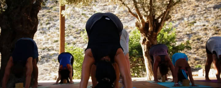 Crete Yoga Retreat 2025 — Level 3 Iyengar Yoga Lehrerin Rachel Lovegrove