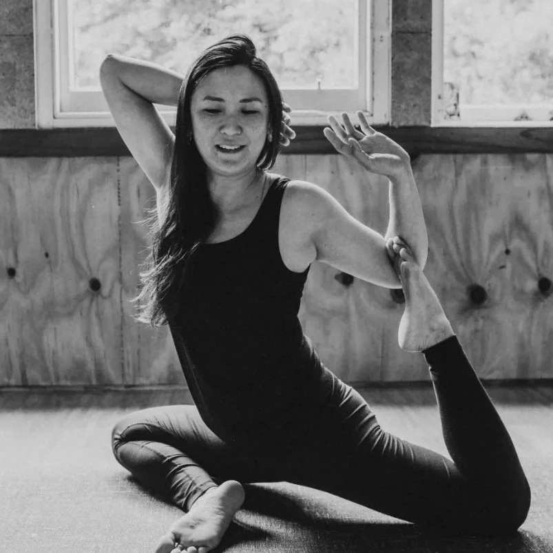 Intuitiver Flow Yoga mit Crystal Tan
