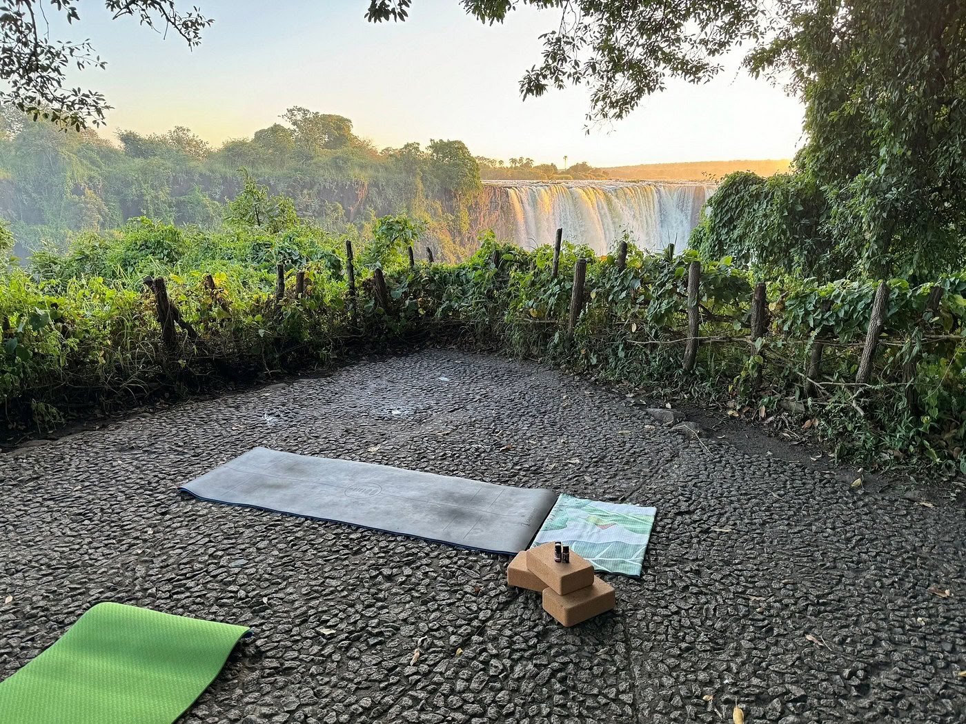 Yoga an den Falls