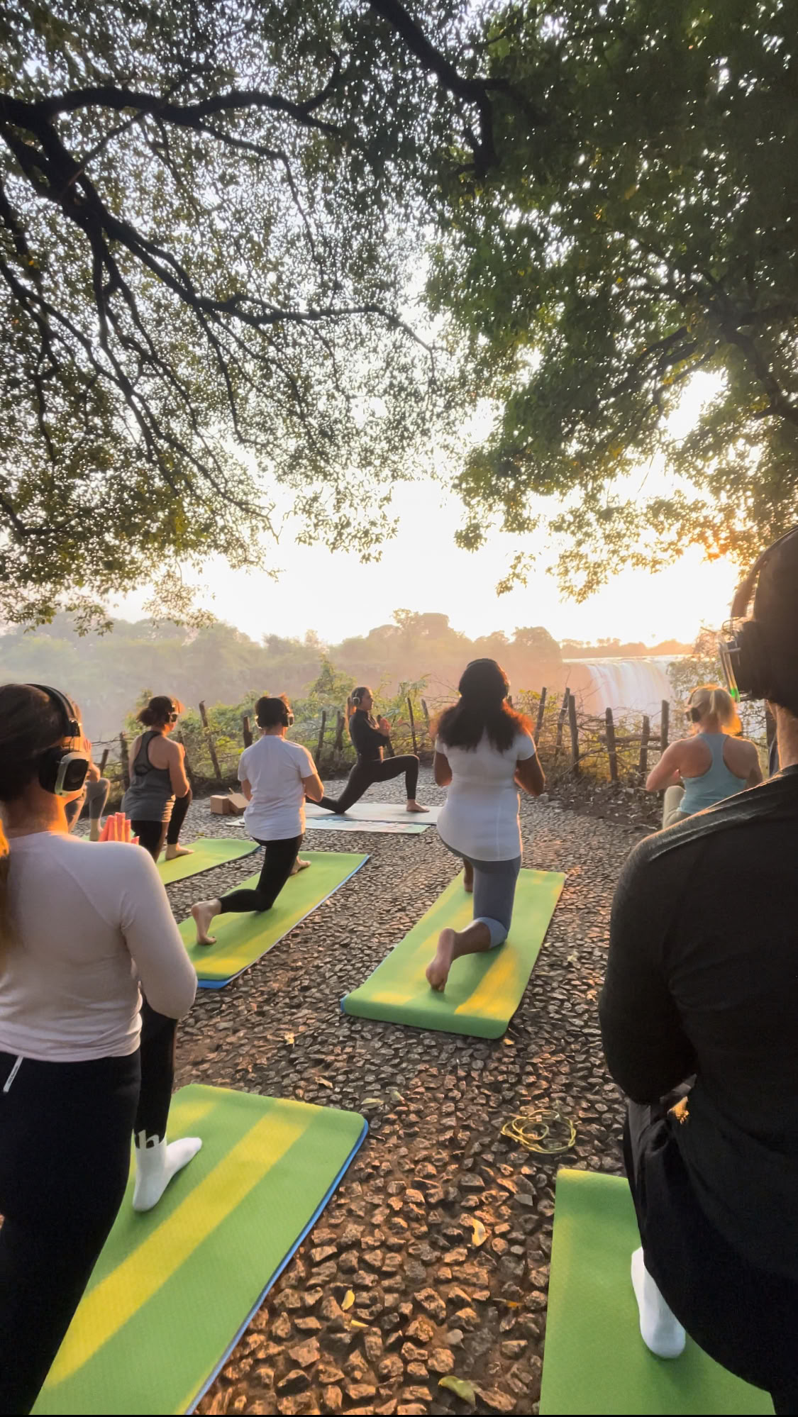 Yoga an den Falls