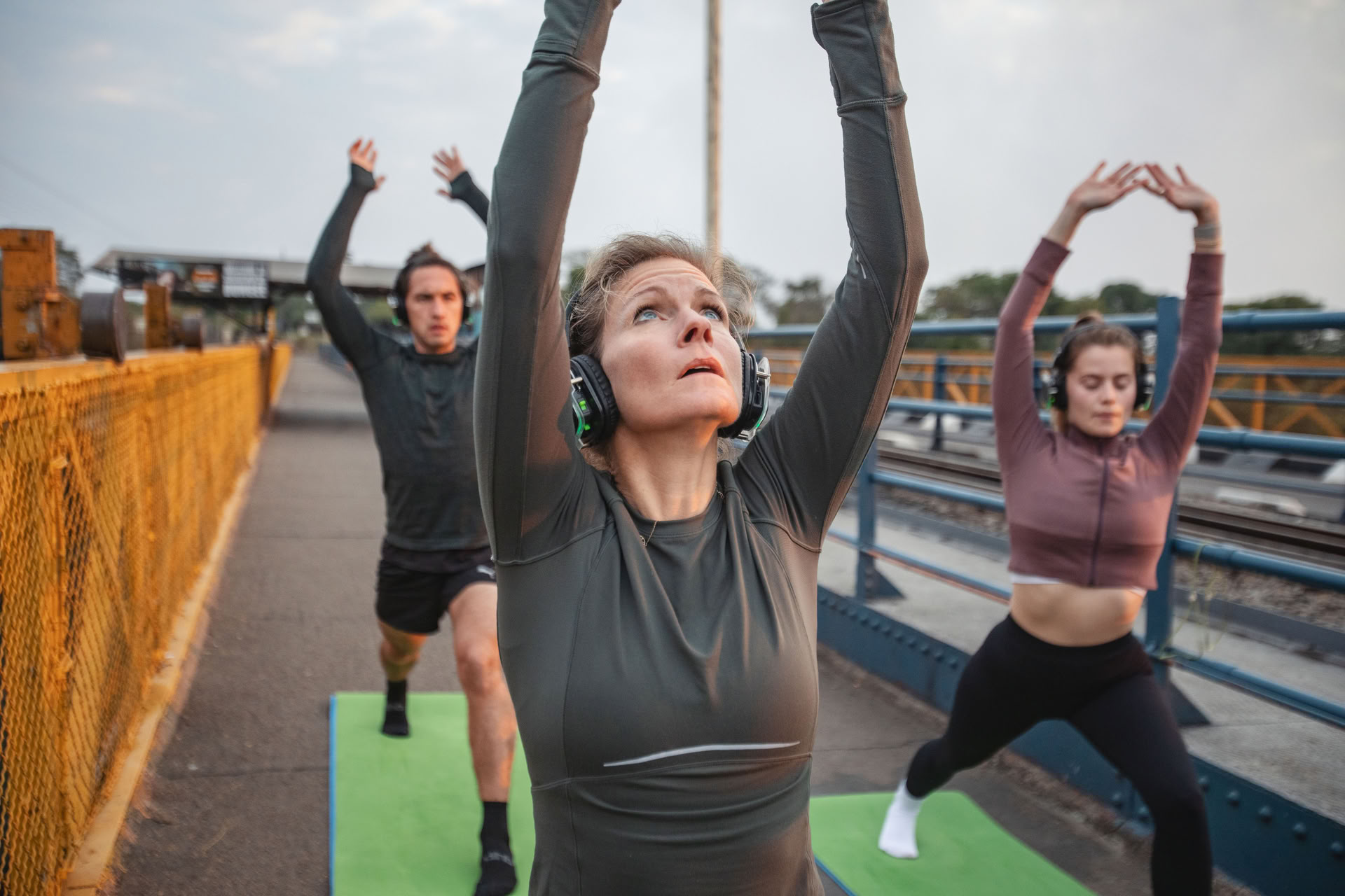 Yoga auf der Brücke