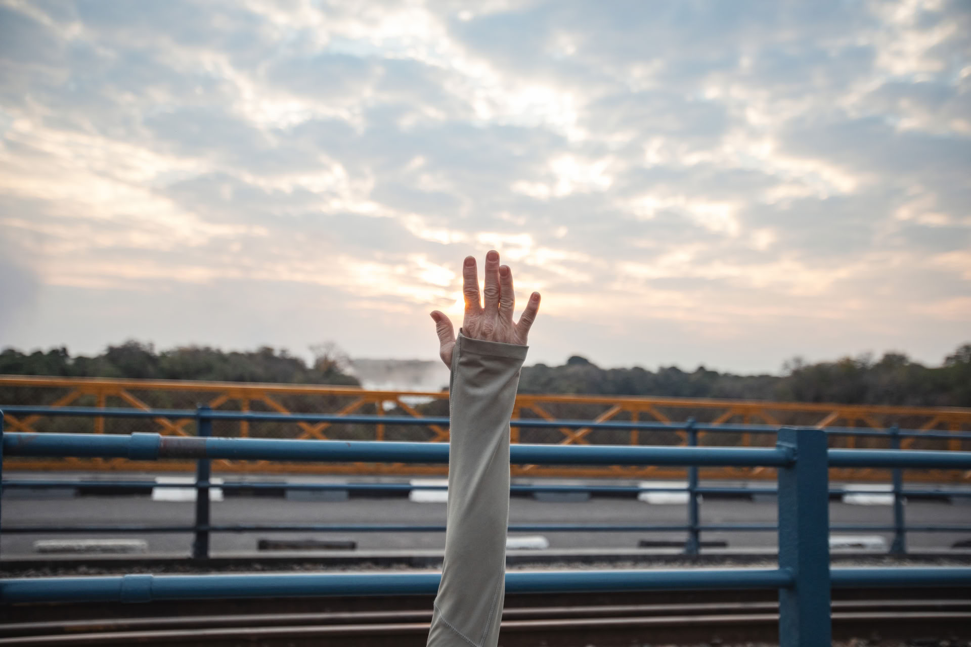 Yoga auf der Brücke
