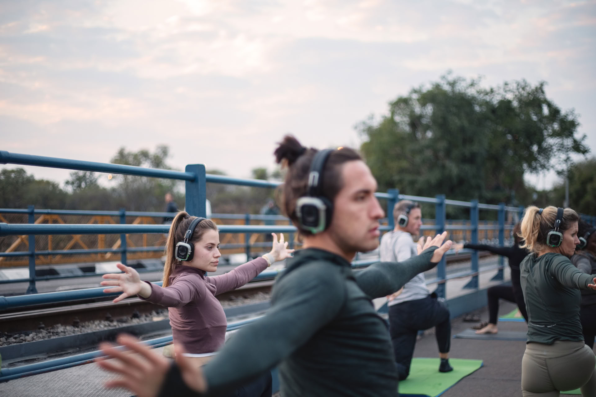 Yoga auf der Brücke