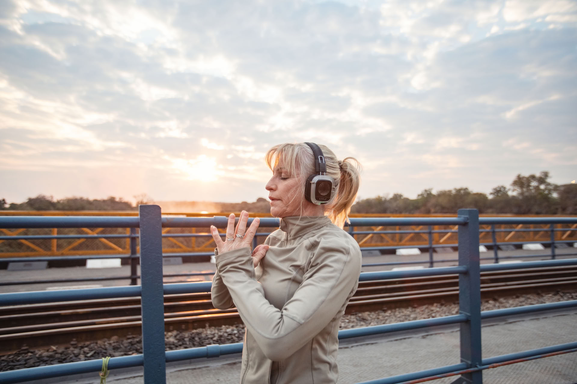 Yoga auf der Brücke