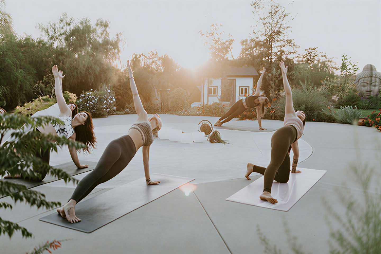 Divine Yoga Properties Große Eröffnung