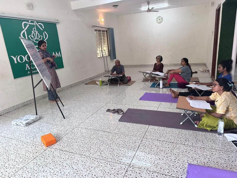 200-Stunden-Wochentags-Yoga-Lehrer-Ausbildungskurs in Bengaluru
