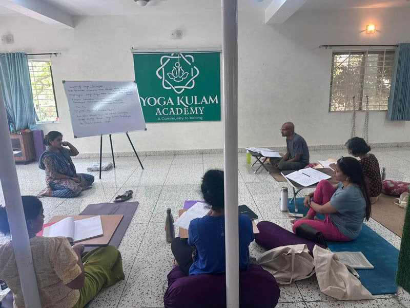 200-Stunden-Wochentags-Yoga-Lehrer-Ausbildungskurs in Bengaluru