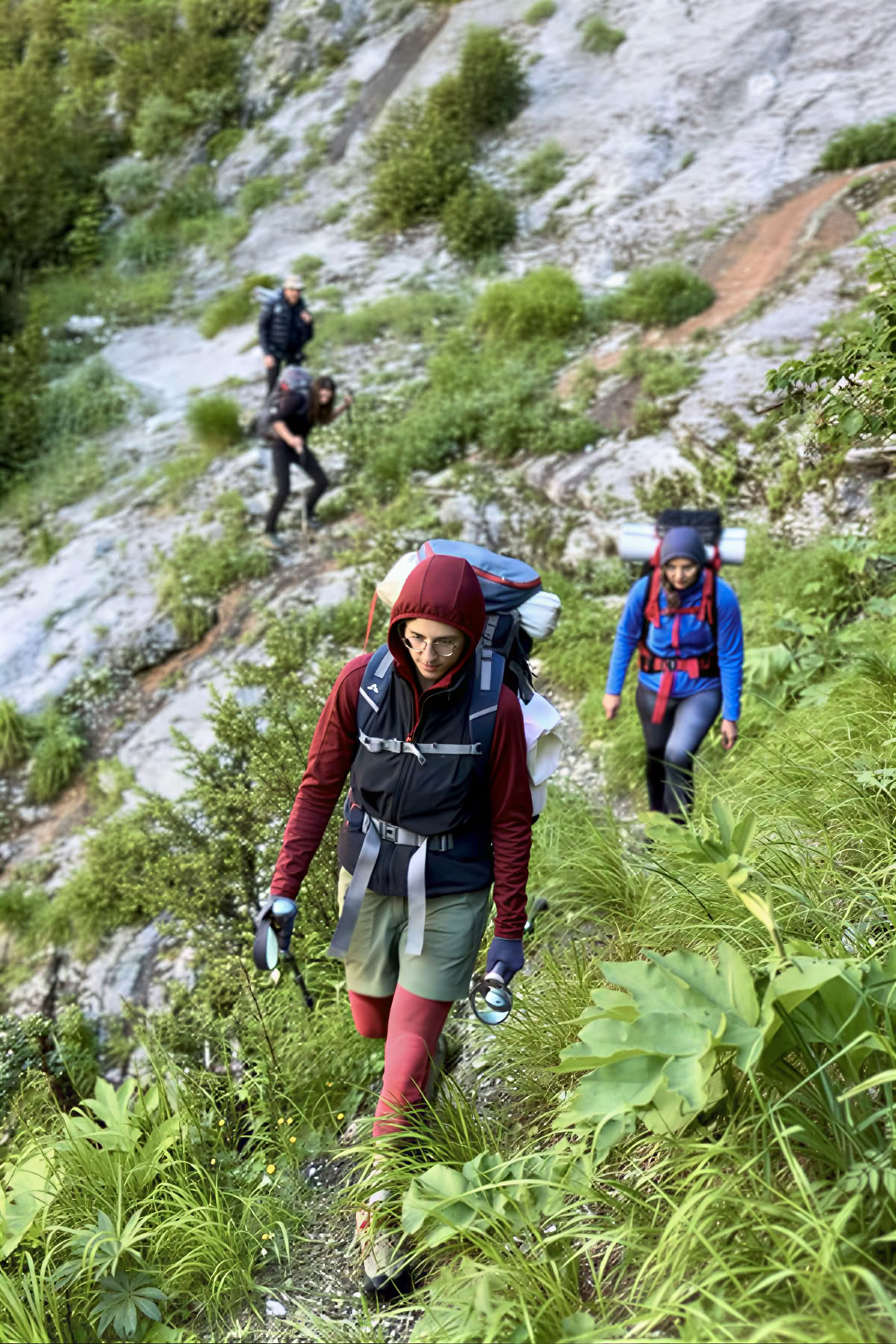 Meditative Pilgerreise: Langes Trekking- und Yoga-Retreat