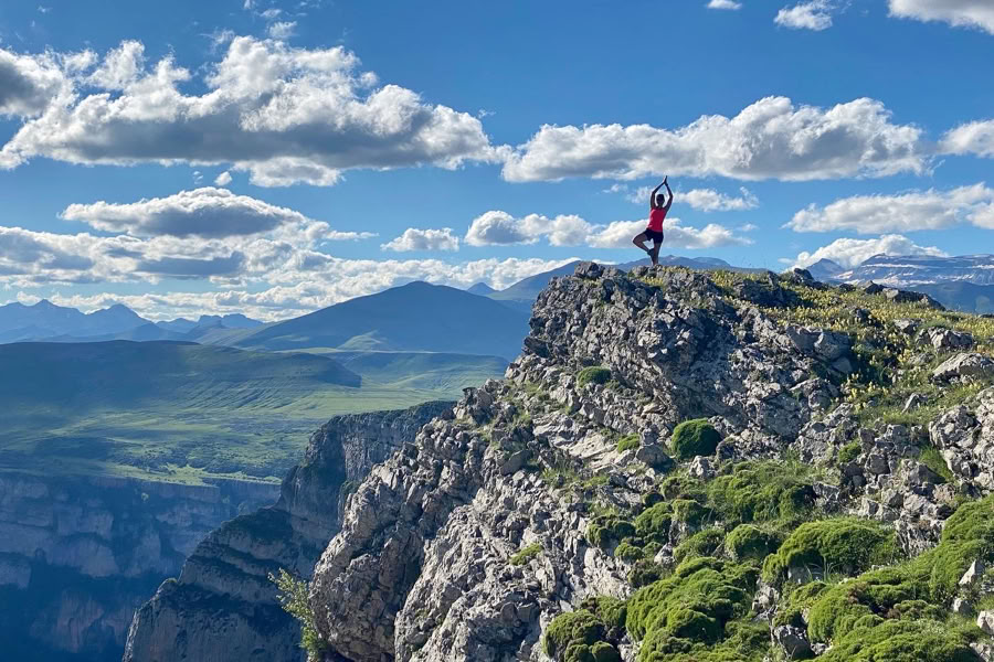 Meditative Pilgerreise: Langes Trekking- und Yoga-Retreat