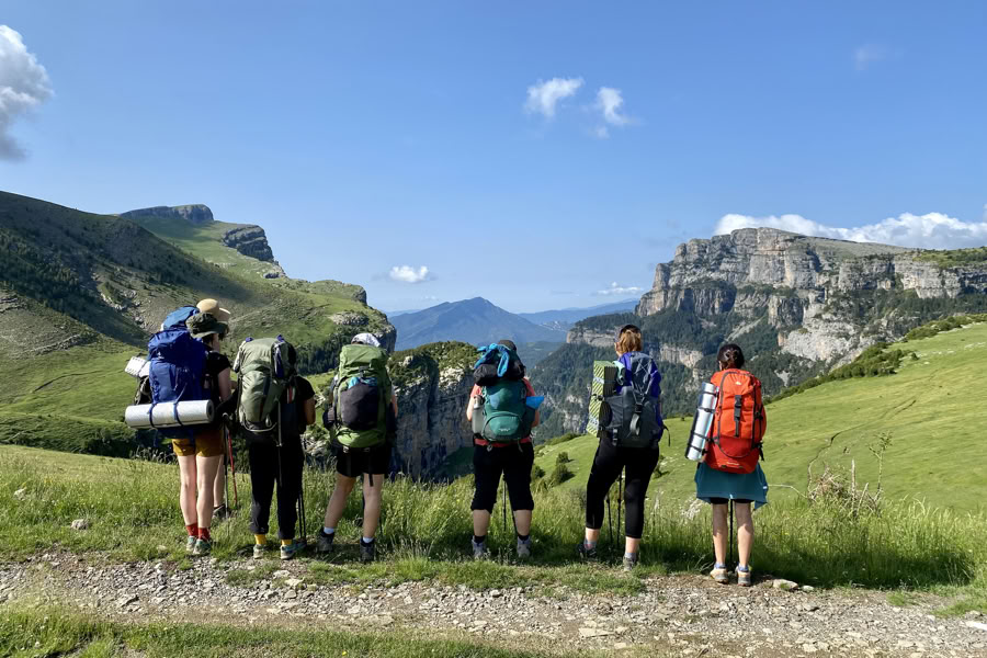 Meditative Pilgerreise: Langes Trekking- und Yoga-Retreat