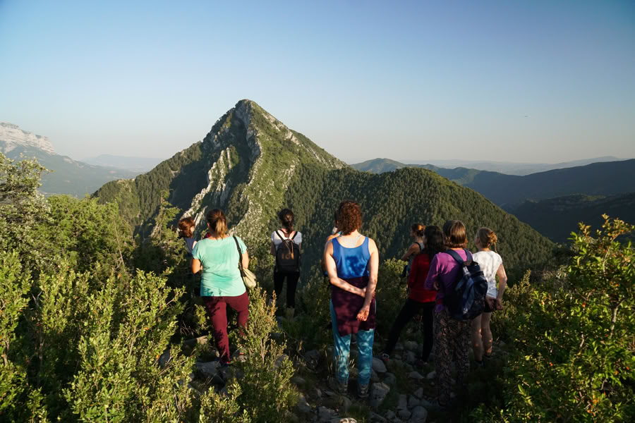 Meditative Pilgerreise: Langes Trekking- und Yoga-Retreat