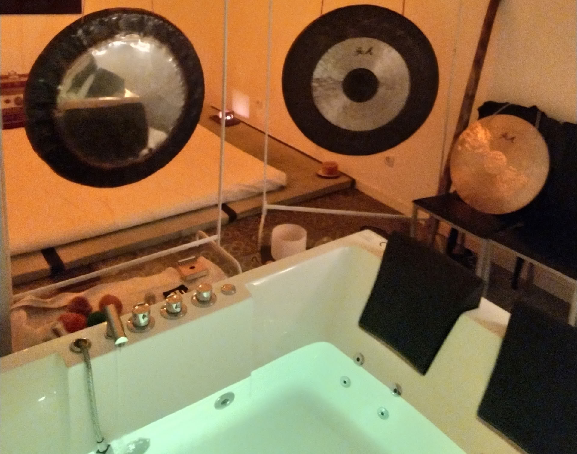 Gong Jacuzzi 1 | Tantra