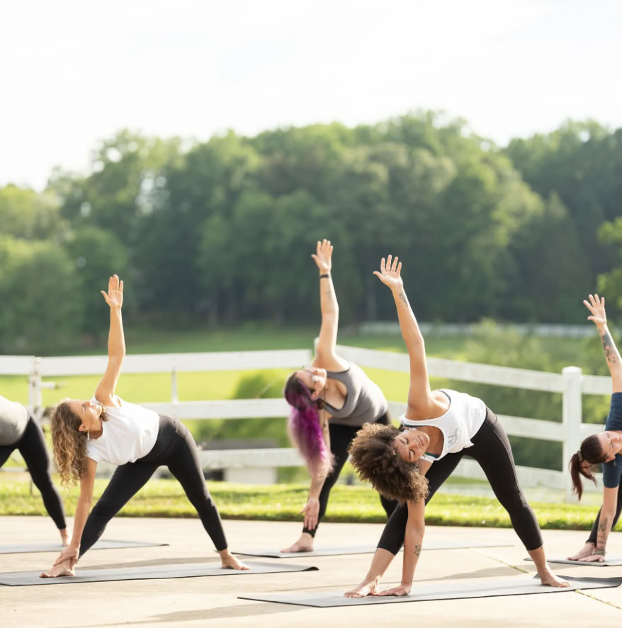 Saturday Sunrise Yoga Flow mit Kelly Flowers — The Horse Shoe Farm Boutique Resort bei Asheville, NC | Dining & Spa
