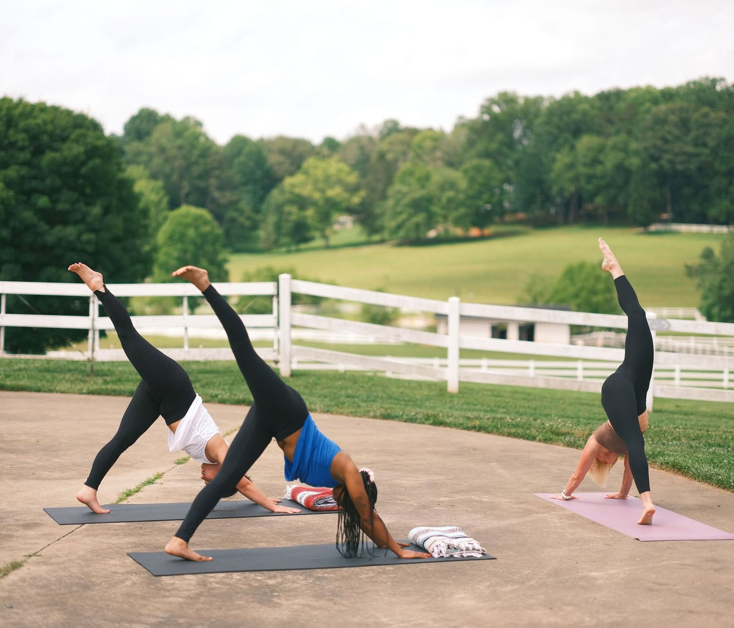 Saturday Sunrise Yoga Flow mit Kelly Flowers — The Horse Shoe Farm Boutique Resort bei Asheville, NC | Dining & Spa