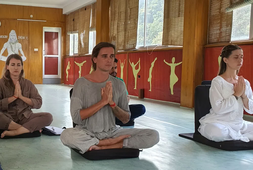 100-Stunden Yoga Teacher Training für Anfänger in Rishikesh, Indien