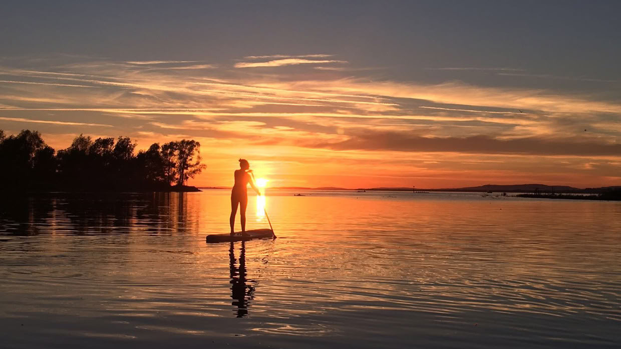 SUP-Tour bei Sonnenuntergang