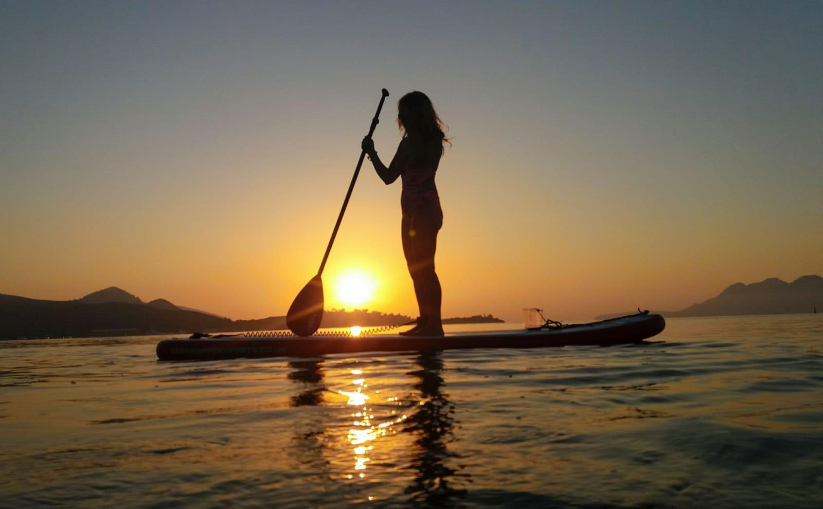 SUP-Tour bei Sonnenuntergang