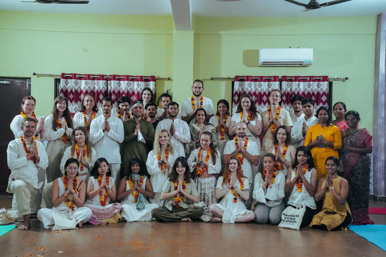 100-Stunden-Yoga-Lehrerausbildung in Rishikesh ✅