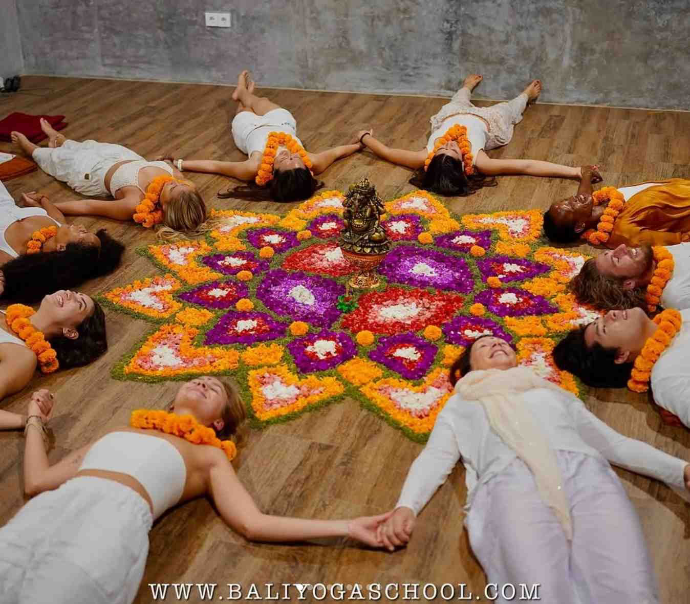 100-Stunden-Yoga-Lehrerausbildung in Uluwatu, Bali