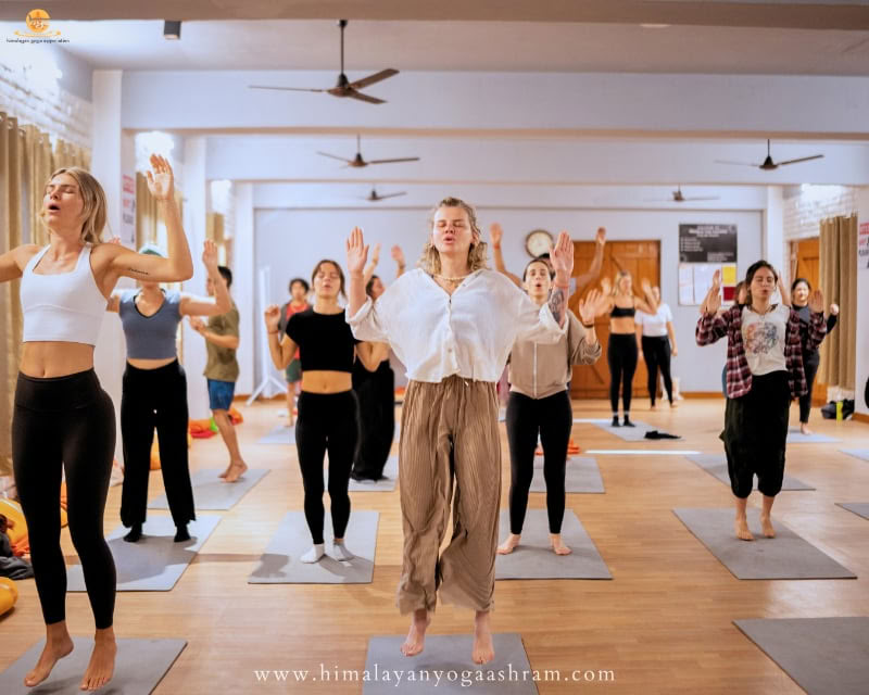 100-Stunden-Yoga-Lehrer-Ausbildung in Rishikesh, Indien