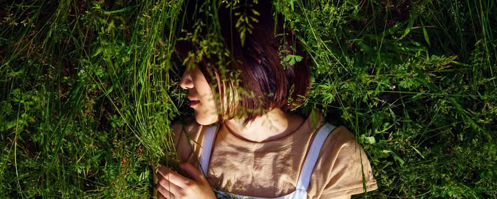 Embody Her: Die Kunst des Loslassens in weibliche Kraft und Weisheit